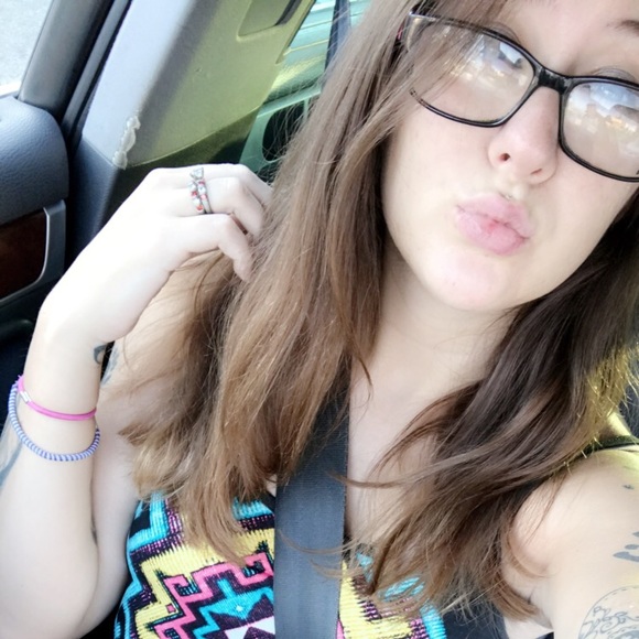 Meet your Posher, Nichole - Picture 2 of 2